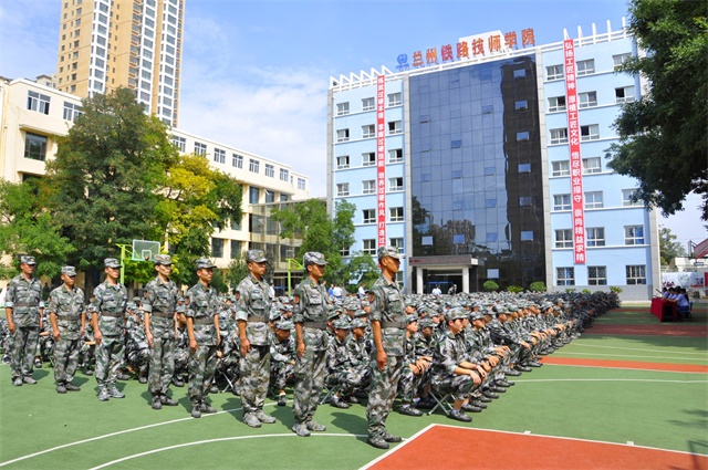 兰州铁路技师学院2019级新生顺利入学